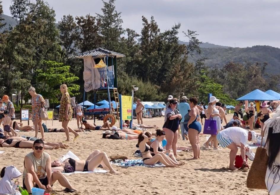 海南。网友发视频吐槽:感觉现在三亚海滩上俄罗斯人比我们国人还要多，要不是店员全是