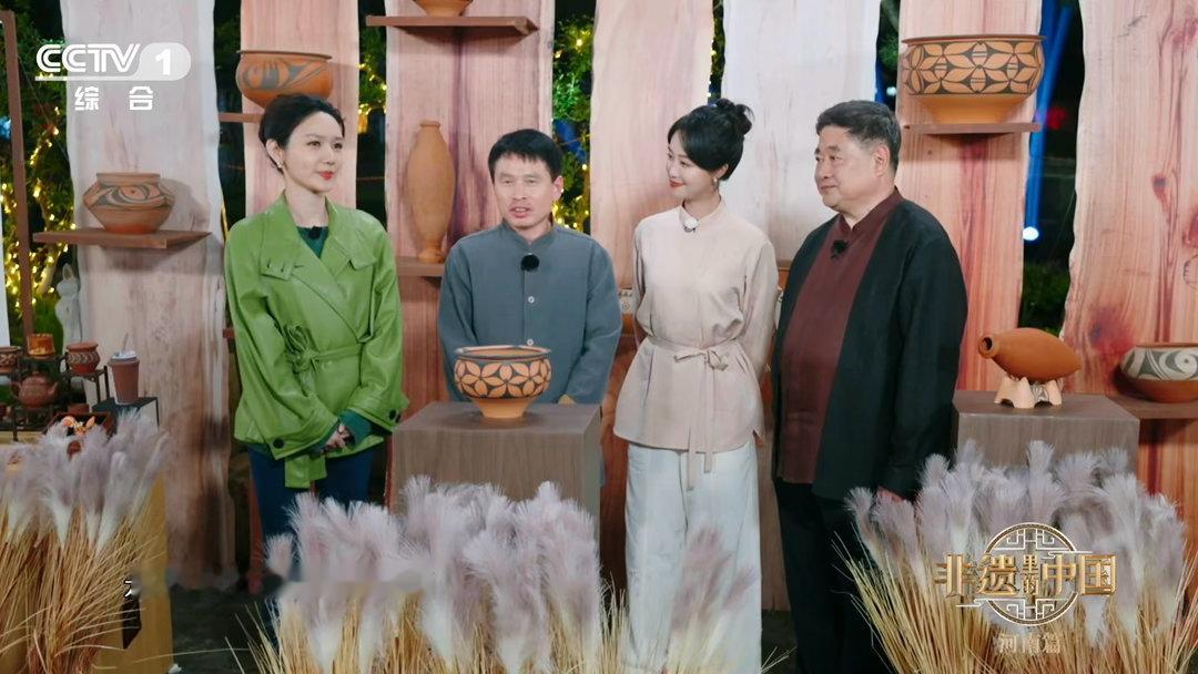 老祖宗怎么可以聪明成这样几千年前的陶瓶喝完水自动下班花瓣纹彩陶钵上那些花花相连