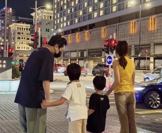 苏醒一家四口香港度假，两个儿子锅盖头皮肤白嫩呆萌十足苏醒一家四人在香港旅游的照片中，并没有体现出行程