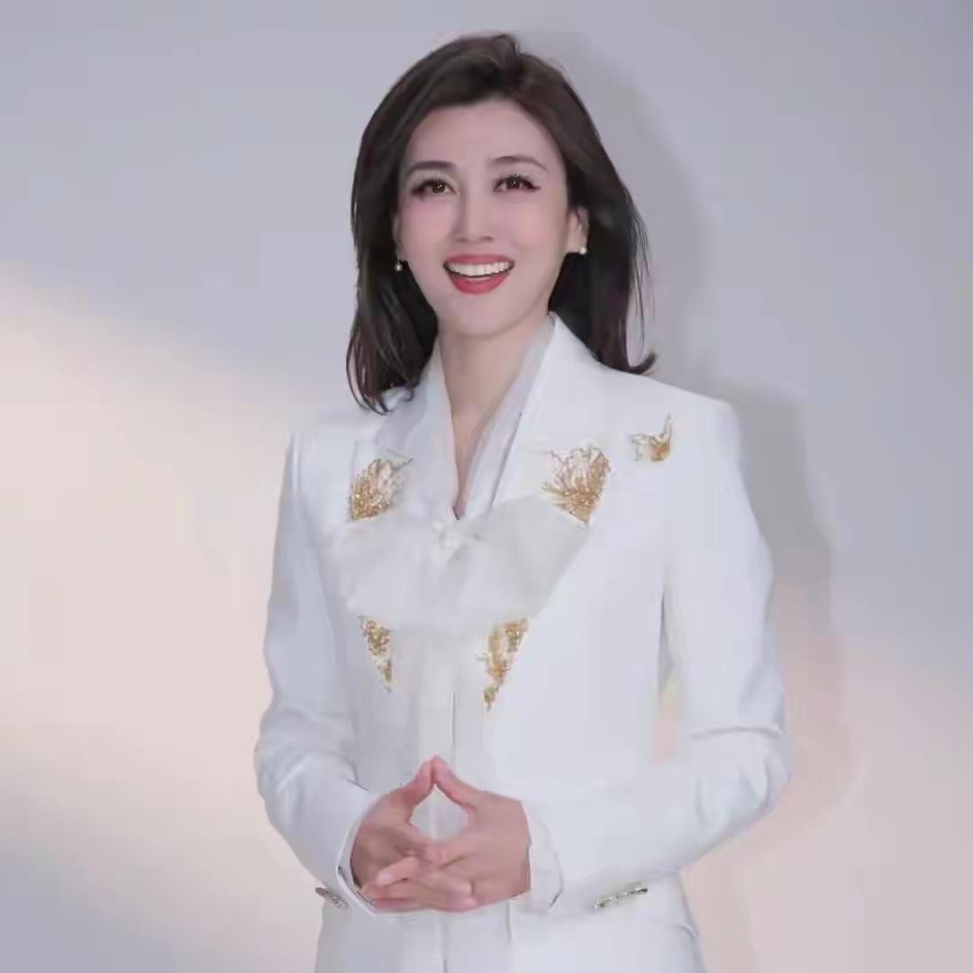 央视主持人李红的气质太好了，只是一袭简单的白色西装，穿在她身上也有一种不同的韵味