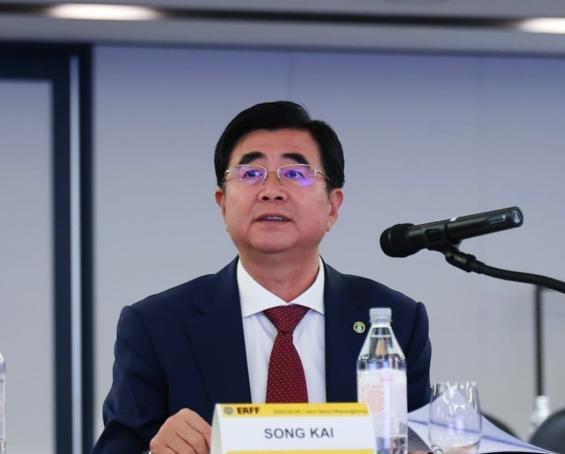 中国足协这回，总算干了件让球迷拍手称快的实事。足协主席宋凯直接拍板，一刀砍掉