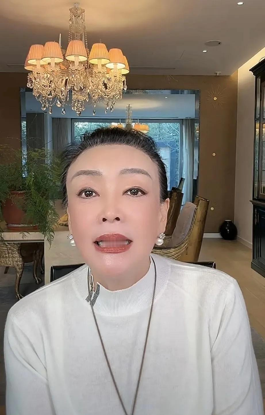 张兰直播卖力吆喝新店，儿子却在台北“闭关”？这反差绝了。当妈的在镜头前强颜欢