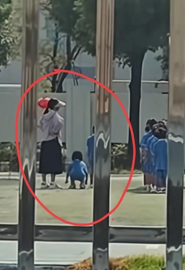 这位老师又倒霉了！因为体育课上一个小女孩不守纪律，她让这个女孩子蹲五分钟。后来