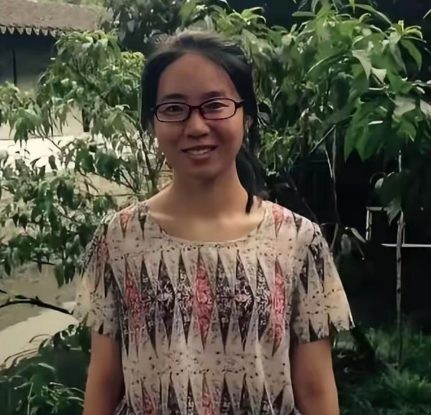 曾教授这长相万万和小三联系不上，可就是这样的一个平平无奇的女人，13年本科毕业