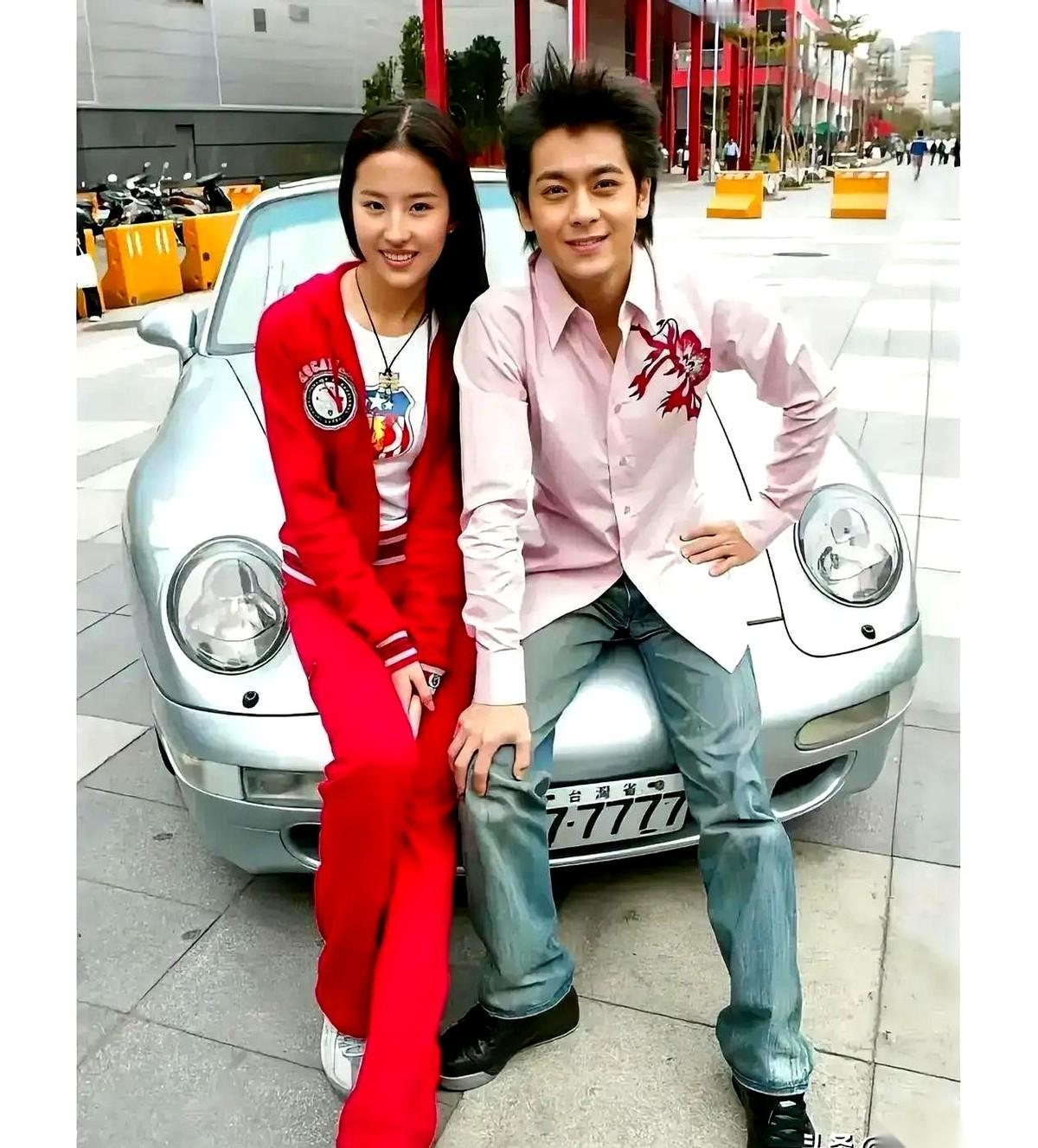 我的妈呀，刷到一张老照片，差点没从椅子上弹起来。2004年。刘亦菲，17岁。