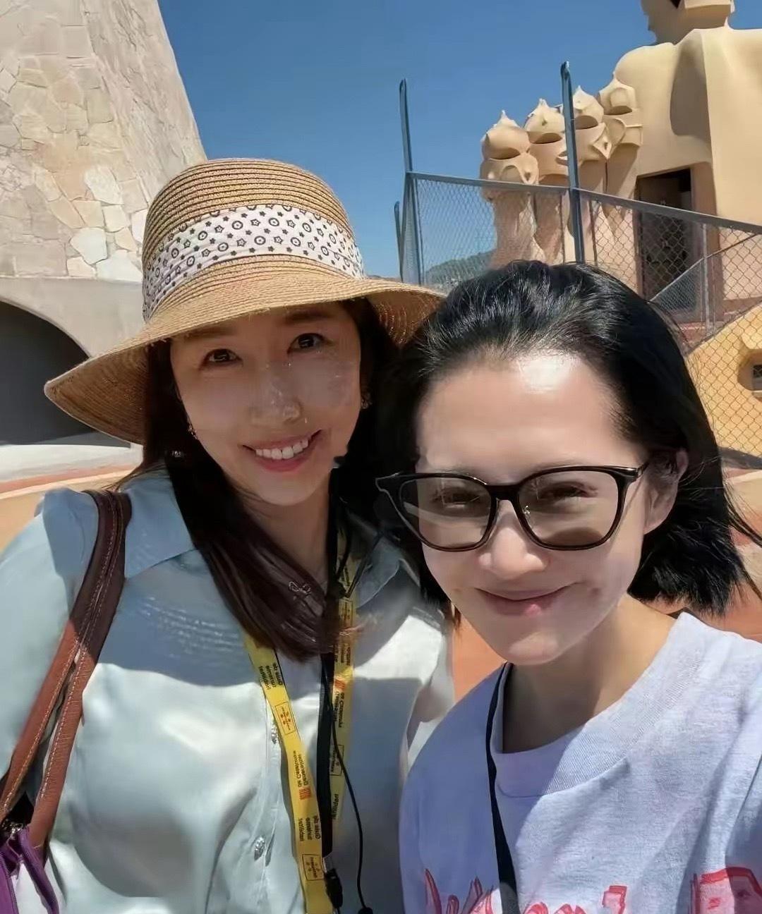 许晴现身巴塞罗那度假，路人镜头下少女感十足，完全看不出真实年龄​​​