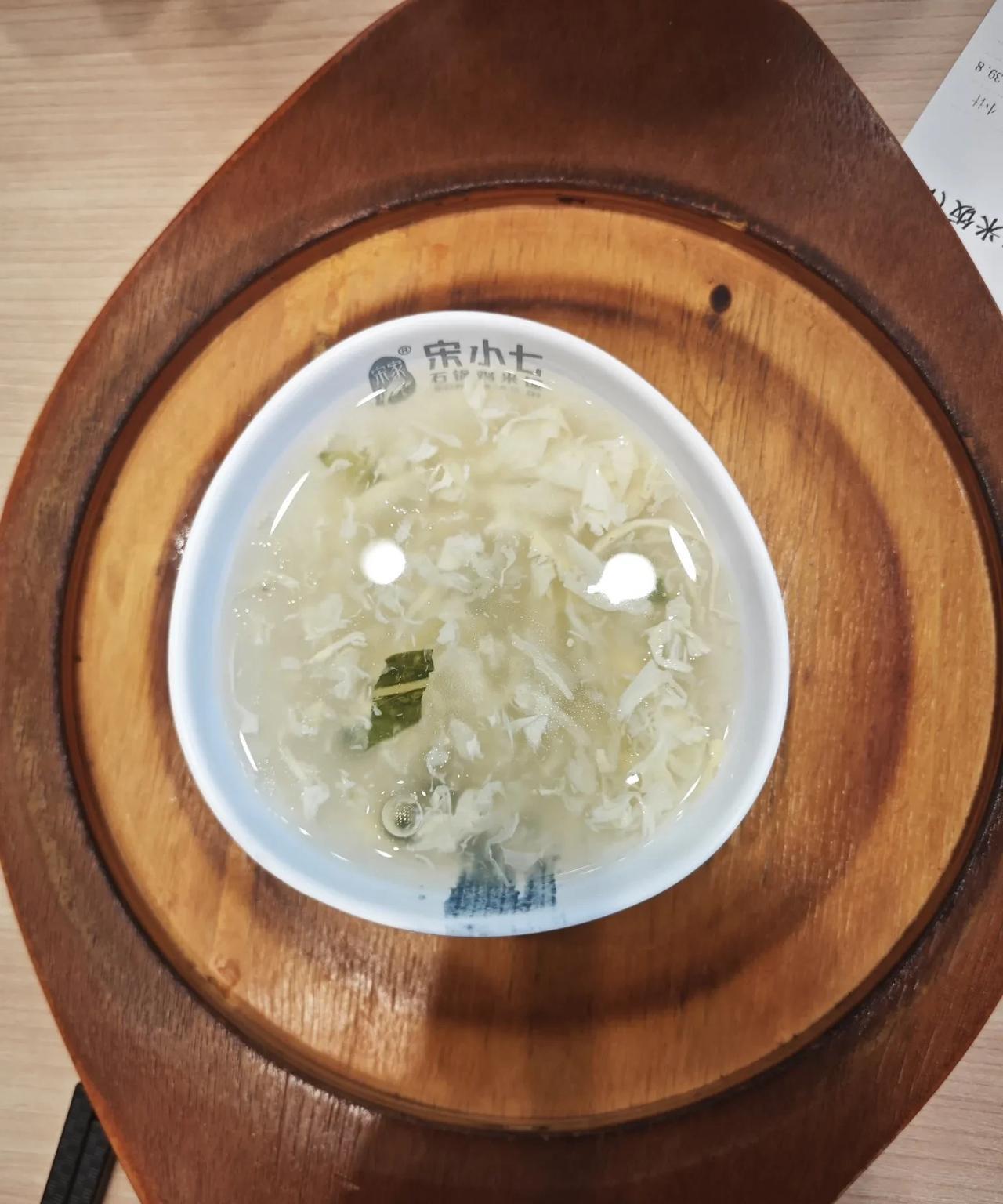 真搞不明白，我们学校一对老教授，退休金24,000，大热天不舍得开空调，穿着破衣