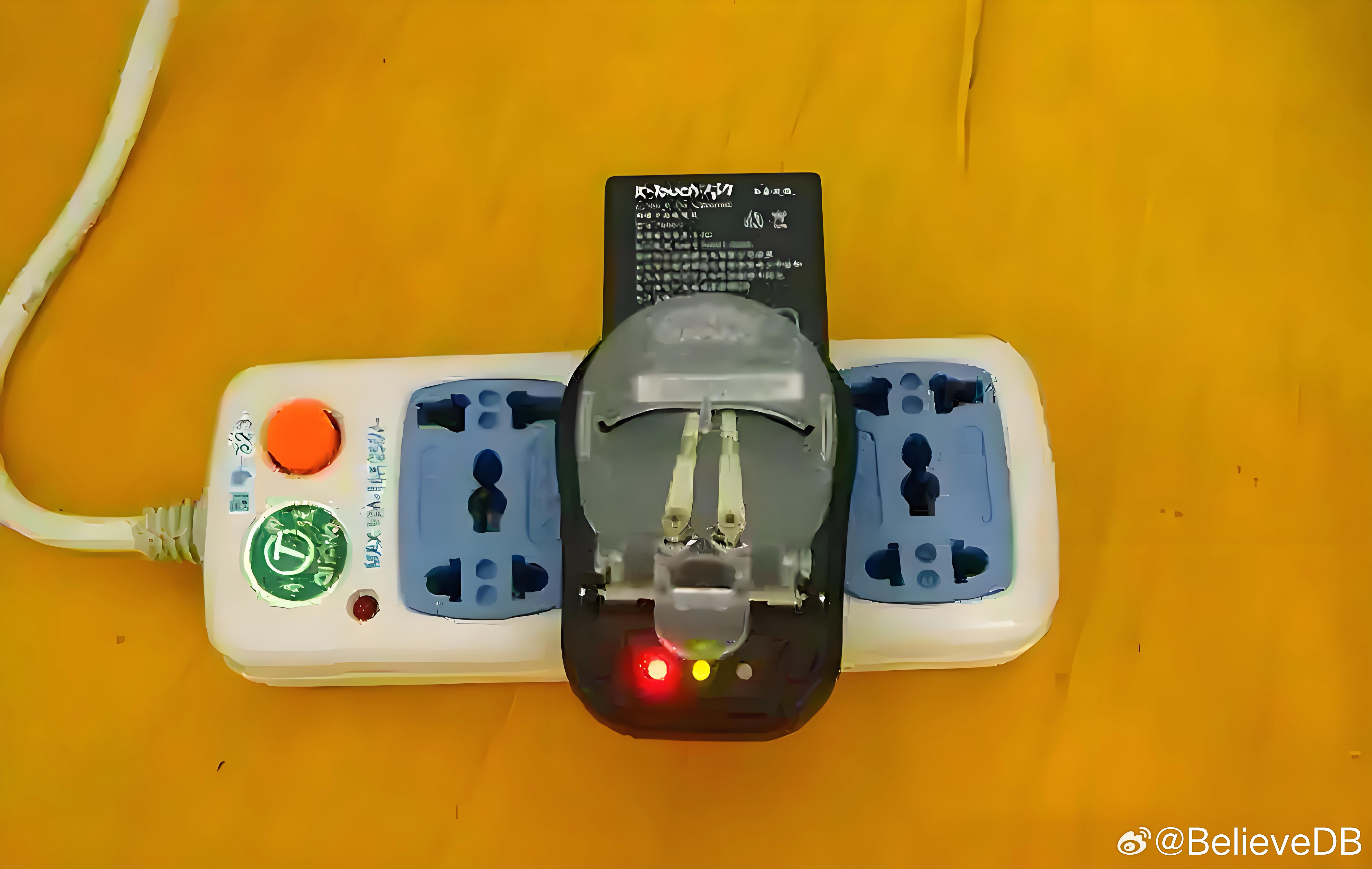 以前吧，高强度的使用手机一两年后，到了下午就会找地方充电，抱怨手机的电池不耐用了