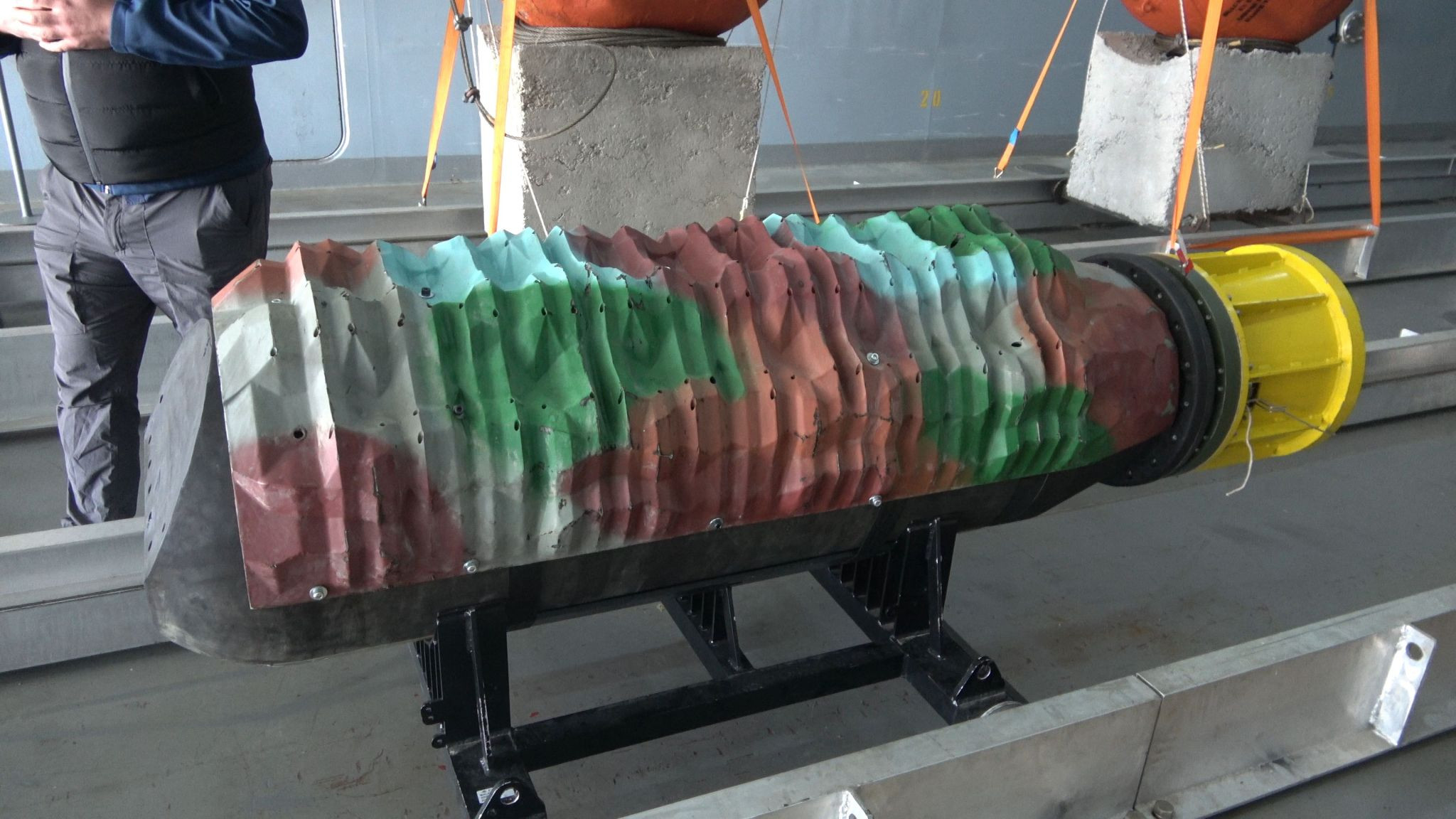 土耳其的MALAMAN智能锚雷，外壳采用与海底植物群相容、在水雷探测声呐中反射信