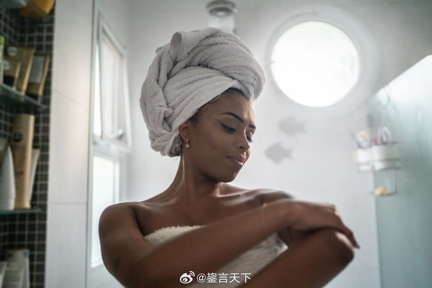 洗澡时只用双手搓洗身体是否足够干净？这篇报道探讨了一个常见但争议不断的问题：洗