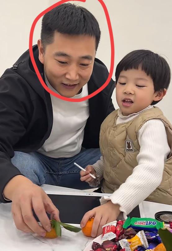 有人经常好奇陪天赐的年轻人是谁？其实这不是天赐的亲哥哥，亲哥亲姐不愿意再和执