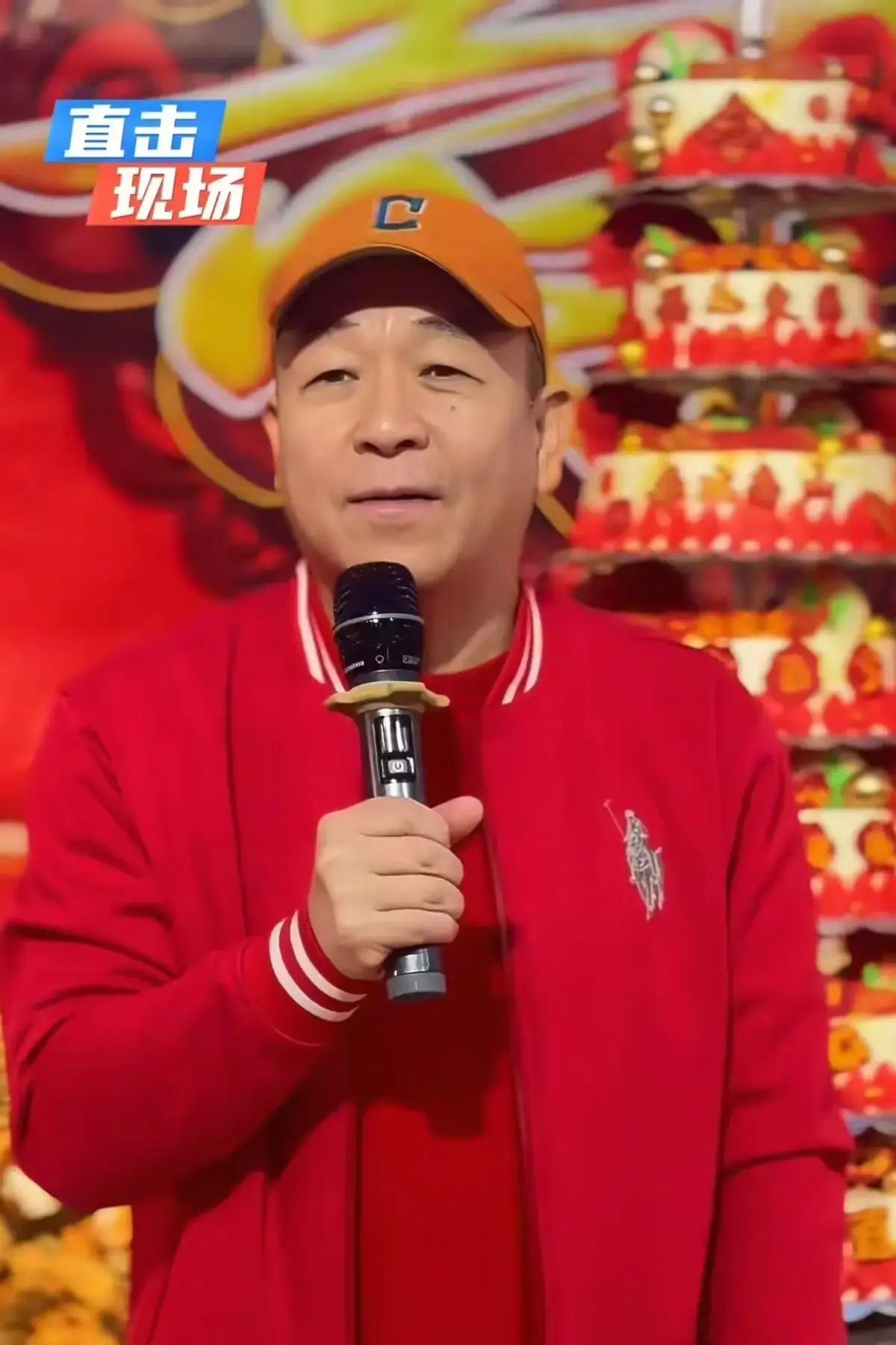 侯耀华刚过完80岁生日，本该是喜庆团圆的日子，结果现场却透着股说不出的冷清。20