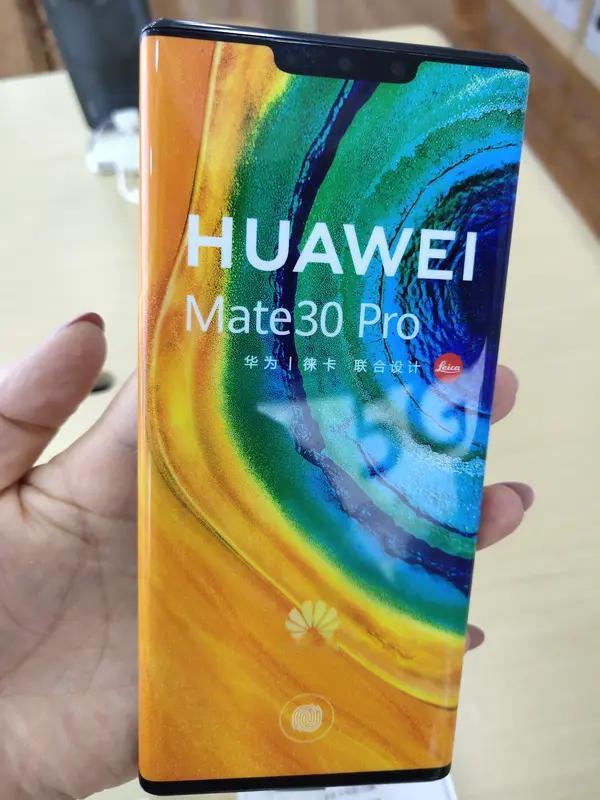 华为阔直板终结10年屏幕内卷，凭什么是它？终结手机行业十年内卷的，不是苹果三星