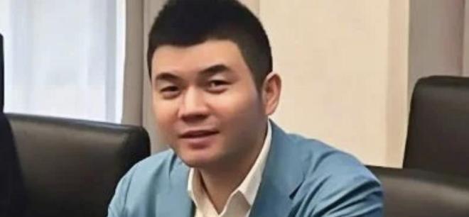 从骑士攻击小组头目到太子集团核心，再到FBI手里的证人——胡小伟的犯罪升级路线跑