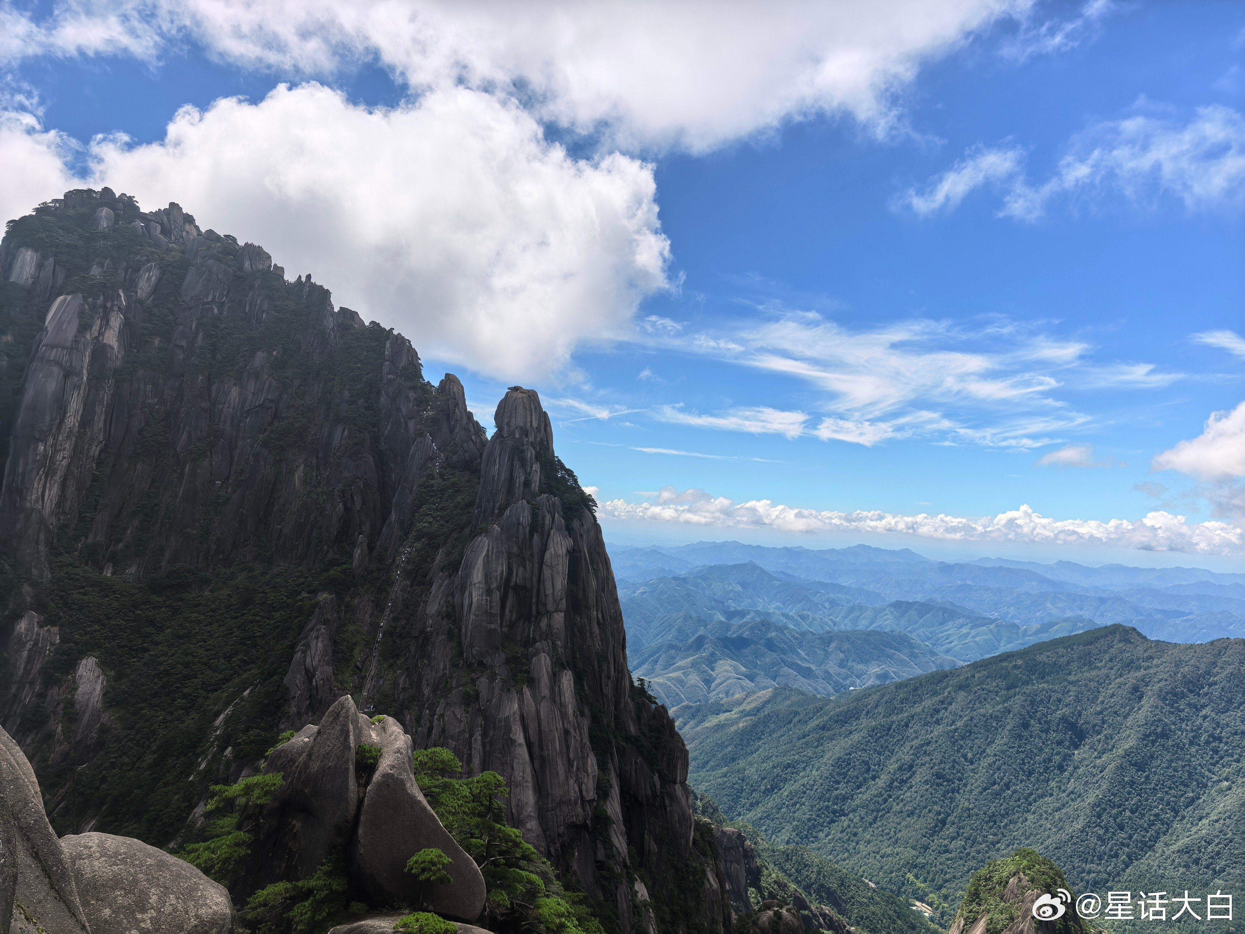 今天跑来爬黄山了，天气很好。就是带着两个娃爬山，有点废人虽然是坐缆车上来，感觉也