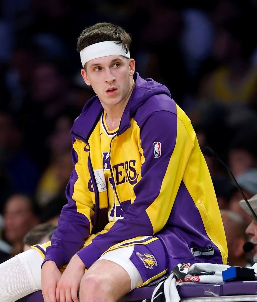 🏀湖人交易传闻不断，里夫斯是否会成为筹码？🤔近期，关于湖人的交易传闻甚嚣尘上