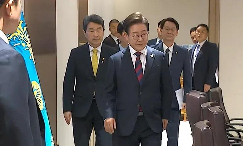 李在明：正考虑出席9.3阅兵今天晚上，韩国总统李在明在受访时表示：“很感谢中方