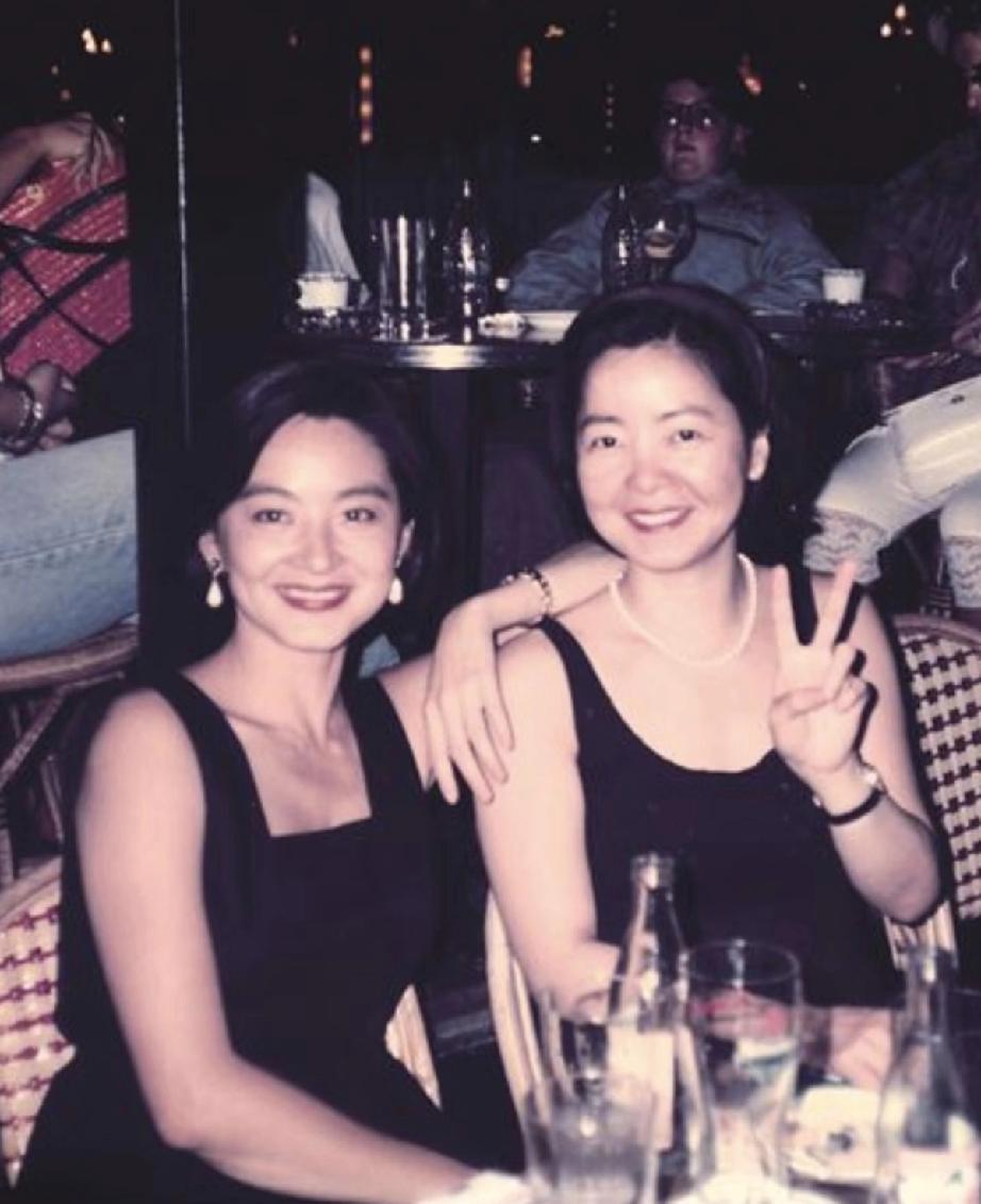 90年代，林青霞和邓丽君的珍贵合影。两人都是在眷村长大的孩子，曾就读于同一所中