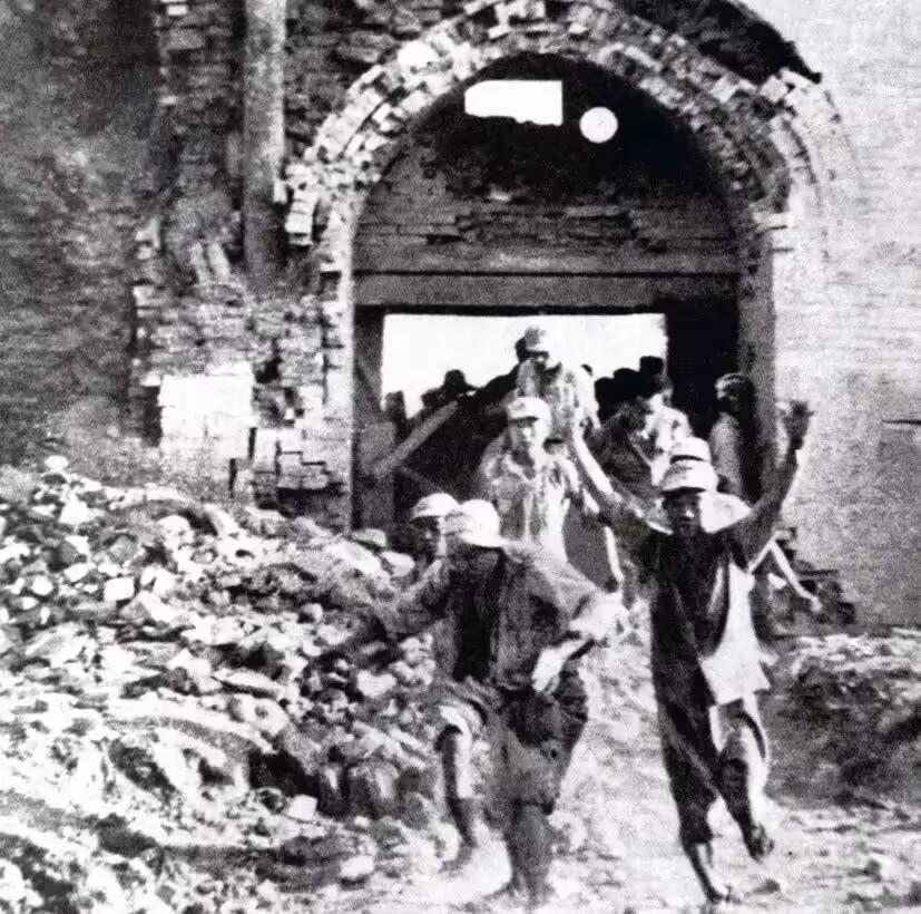 1949年，骑着马督战的马家军14旅旅长马成贤左臂被炸断后，他痛苦的对着身边的参