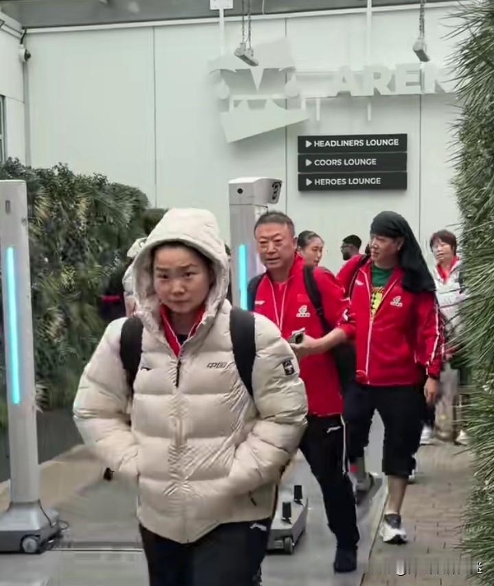 头顶一块布，世上我最富，当coco把头转过去的时候。我还纳闷怎么有个外国人跟着