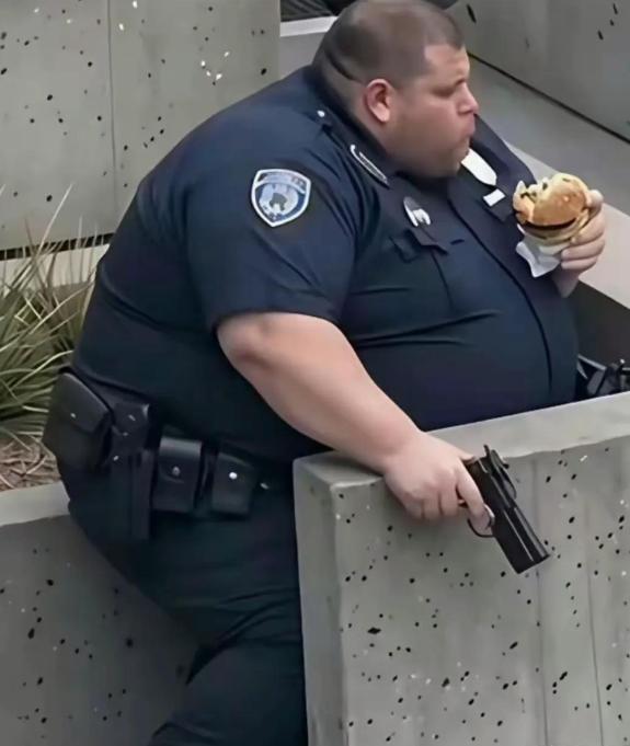 肉身防弹天花板！美国社交平台上，美国有个警察，大概四百斤。跟嫌犯对峙的时候也不穿