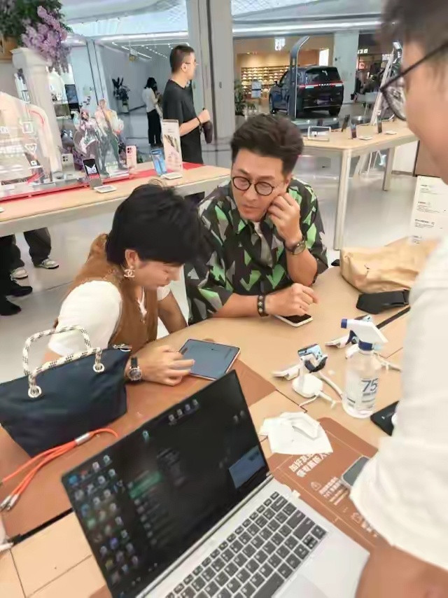 香港男星现身广东中山！被网友嘲笑已经过气，63岁再婚娶东北姑娘