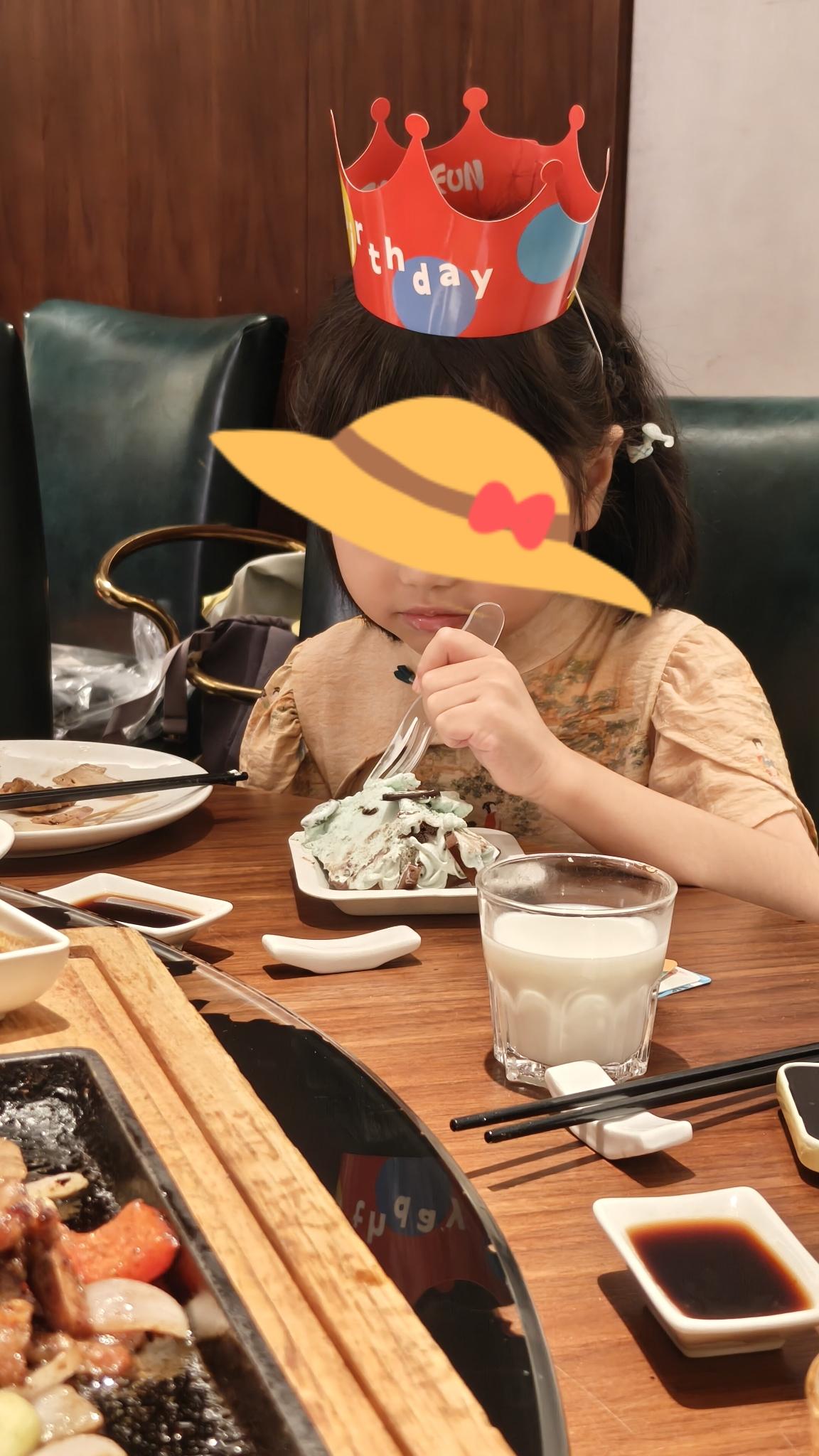 昨天孙女过生日，我掏了钱订蛋糕，亲家公请大家吃饭。儿子跟我讲，亲家母还给孙女发了