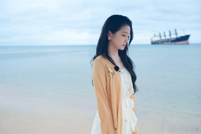 关晓彤成熟女人的香气孟露莎这个角色造型太适合关晓彤了，风衣、卷发、高跟鞋三件套