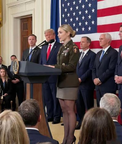 这位美国女军方高层，确实不一般！在特朗普面前站上讲台、从容发言，她可不是“花瓶”