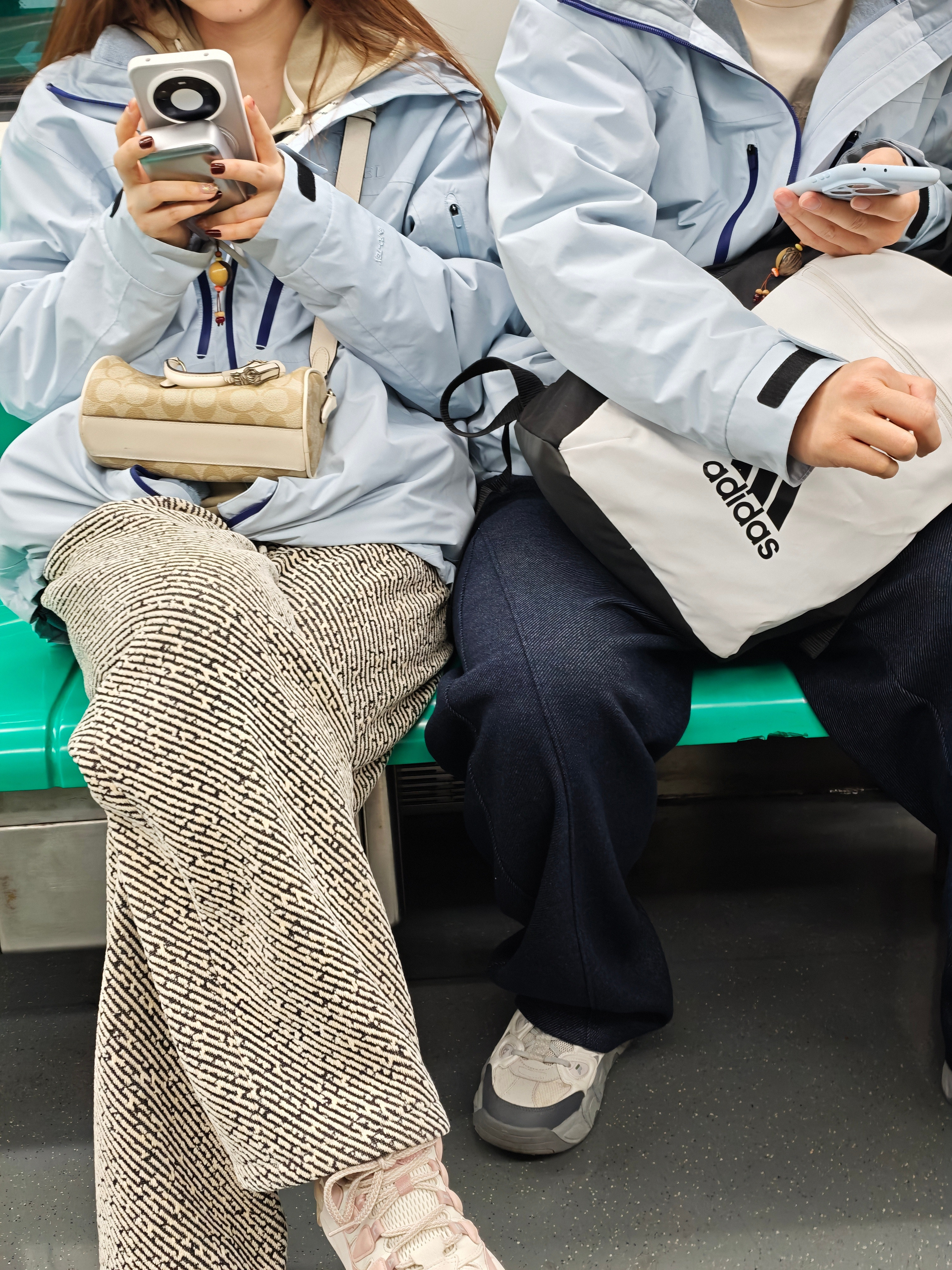 地铁上碰到一对情侣，一个华为P80Ultra，一个华为mate80ProMa