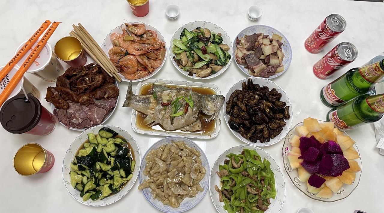 这几天跑了两趟亲戚家，心里真是五味杂陈。先去了趟城里那个有钱的远房舅舅家，进