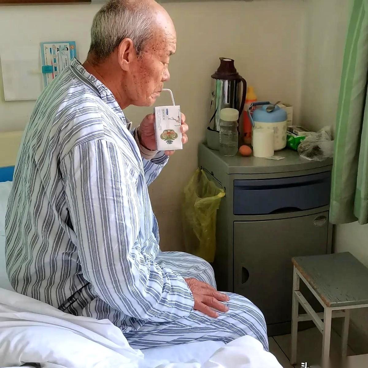 我把人民币叠着餐巾纸，在脸盆里烧了。没办法，家里没常备那玩意儿。但今天必须给他