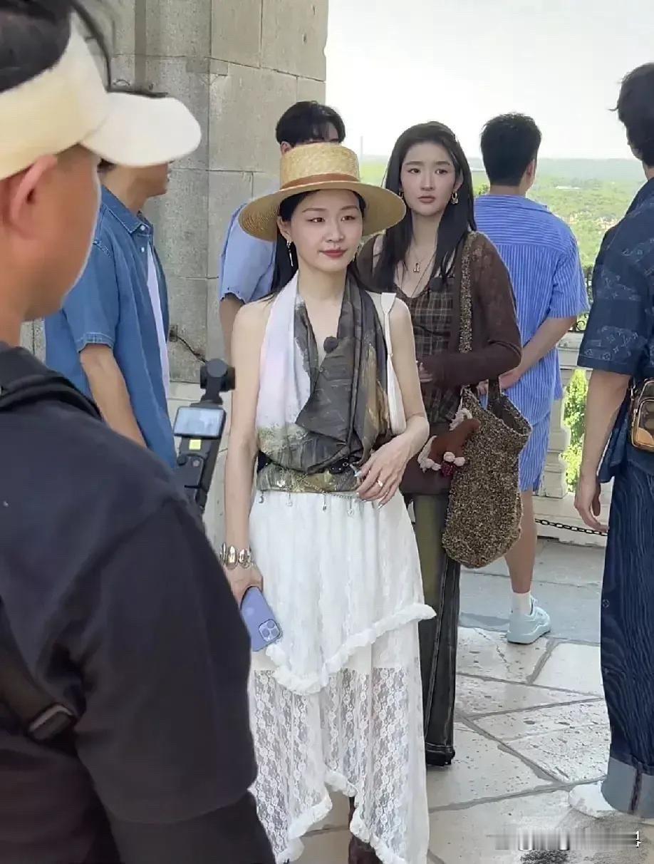金靖这美商突然开挂，原以为是瘦出天际或穿搭开窍，结果扒出是婆婆把她宠成宝！生娃不