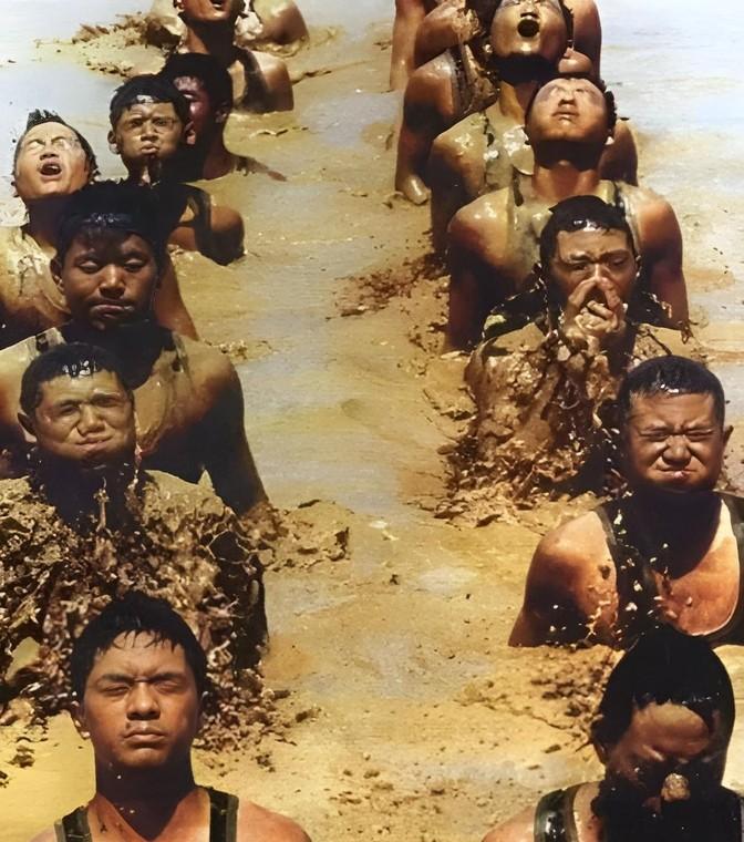 1998年，长江大堤即将溃决，可是城内还有数十万群众没转移，连长贺德华下了最后的