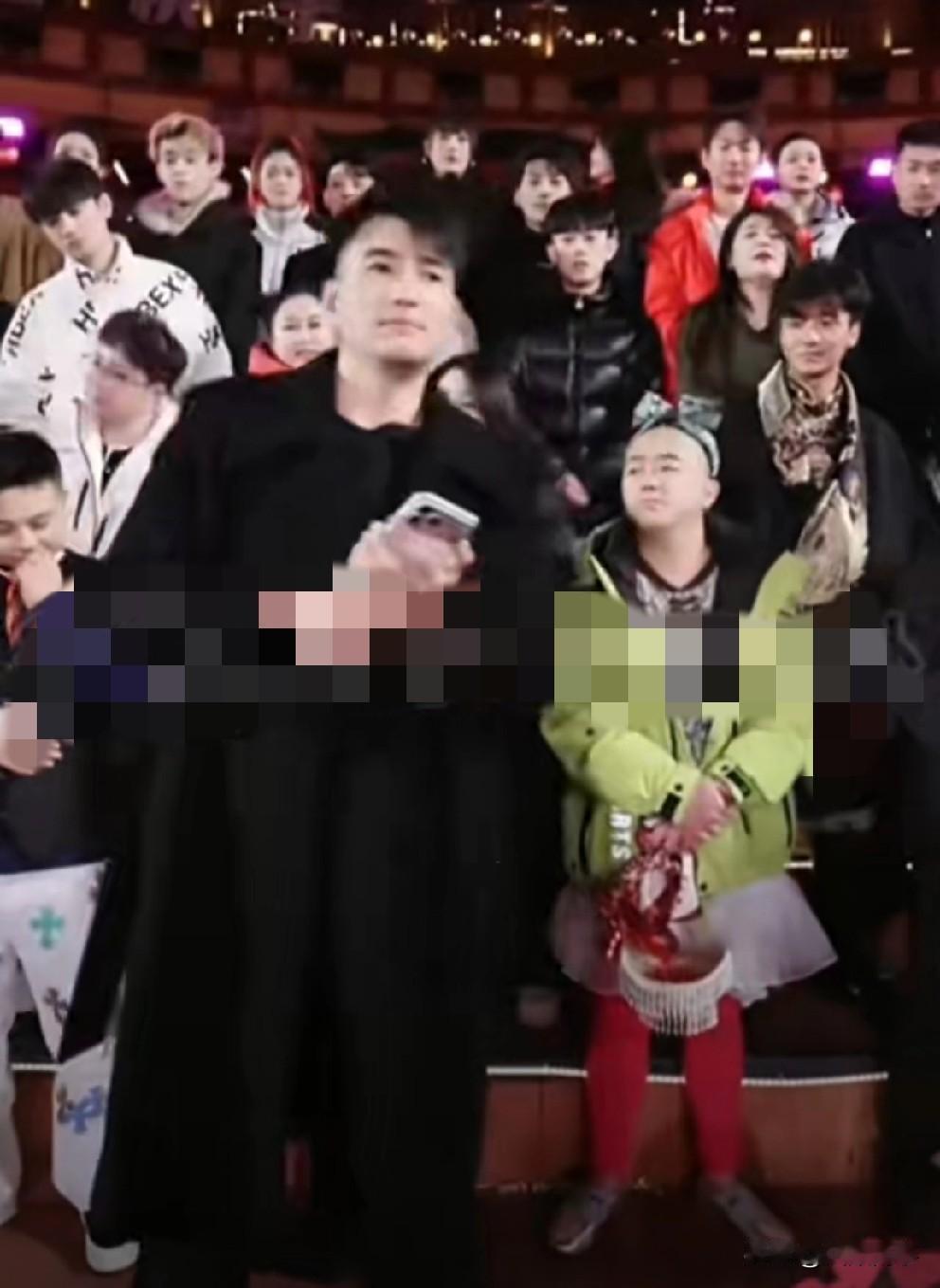 天佑拜访各大家族学团播经验，女主播得知消息激动抹泪。张浩