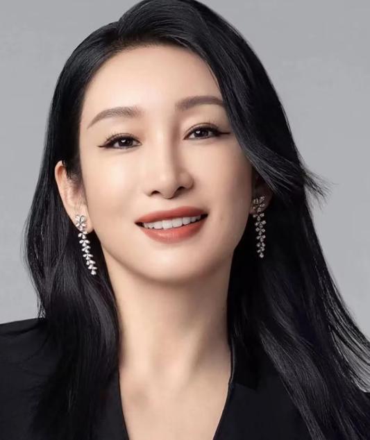 演员秦海璐说：“大学期间，我跟章子怡玩的多一点，因为班里我俩最小，而且我