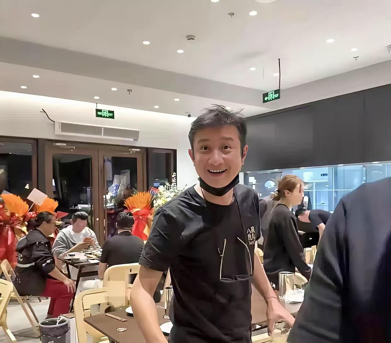 文章在上海开了一家陕西风味餐厅。八号院儿，是怀念与大八岁的前妻马伊琍吧。有哪个