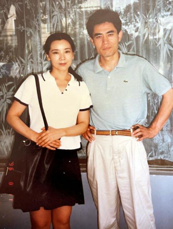 真心觉得，老戏骨们的婚姻，才是内娱最该上热搜的范本。陈宝国和赵奎娥，从校园