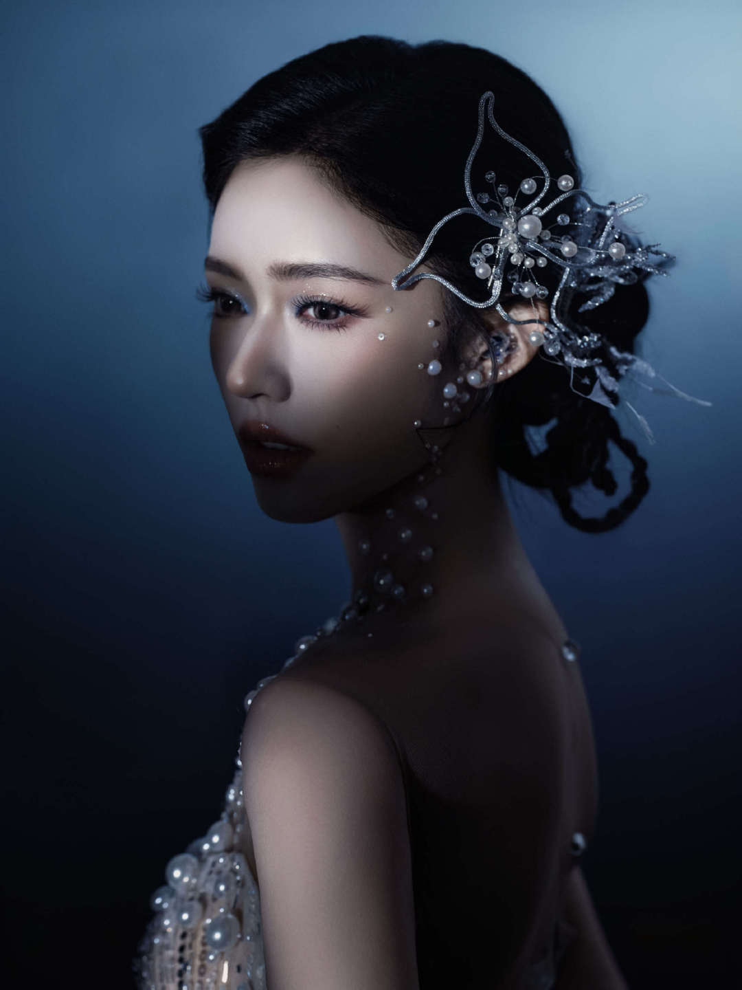 林允这是在cos甄姬吗珍珠水钻缀满裙摆，林允在舞台上翩然若仙，修身的蓝色长裙勾