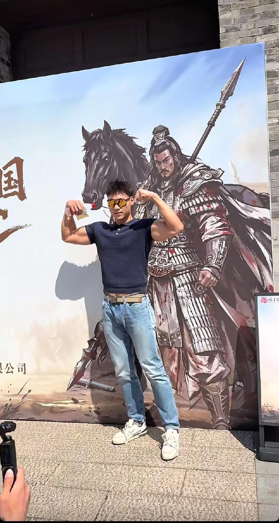 你们是喜欢直男范、健硕还是喜欢张凌赫这种柔美范。图片前4张，看很多评论喊爸爸，