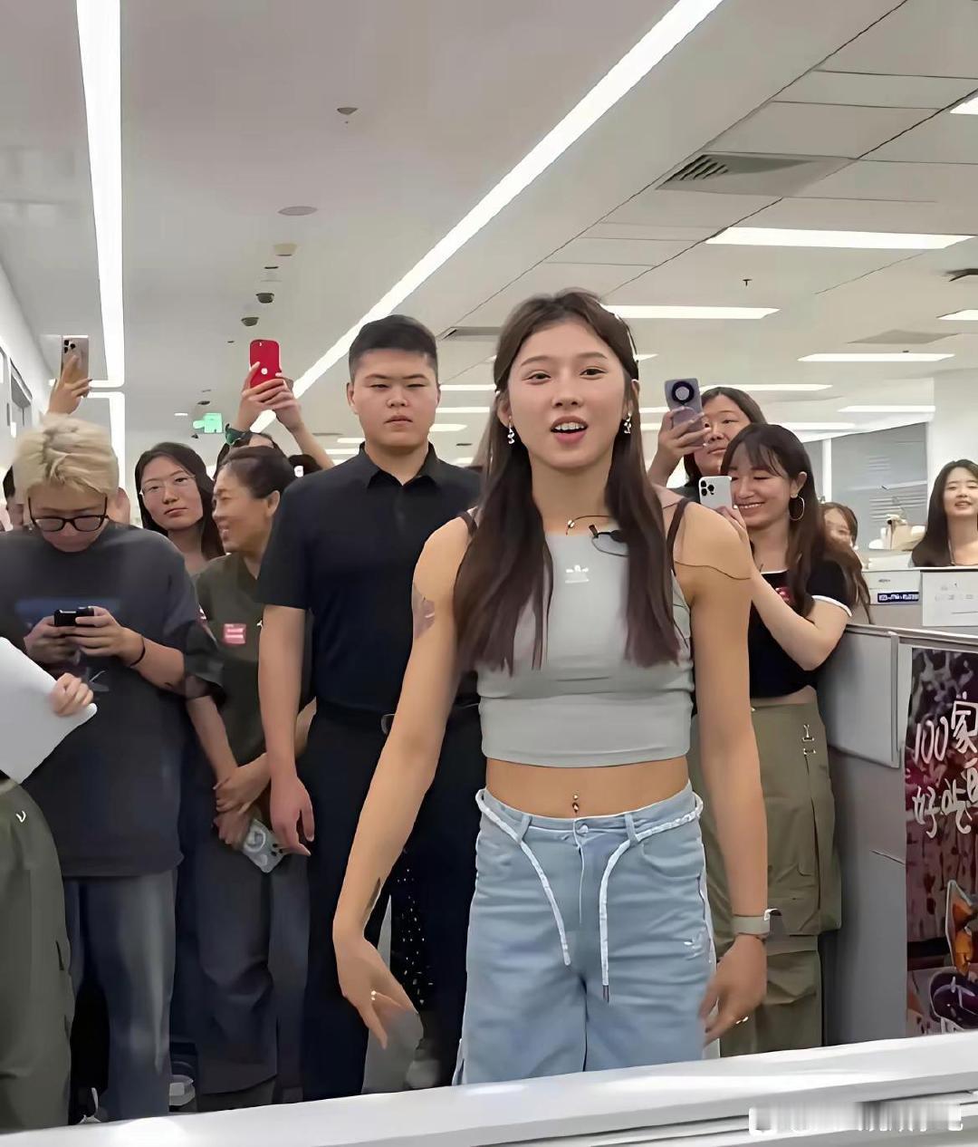 没想到吴艳妮现实中体格这么壮？比很多男的都壮，运动员就是不一样。​
