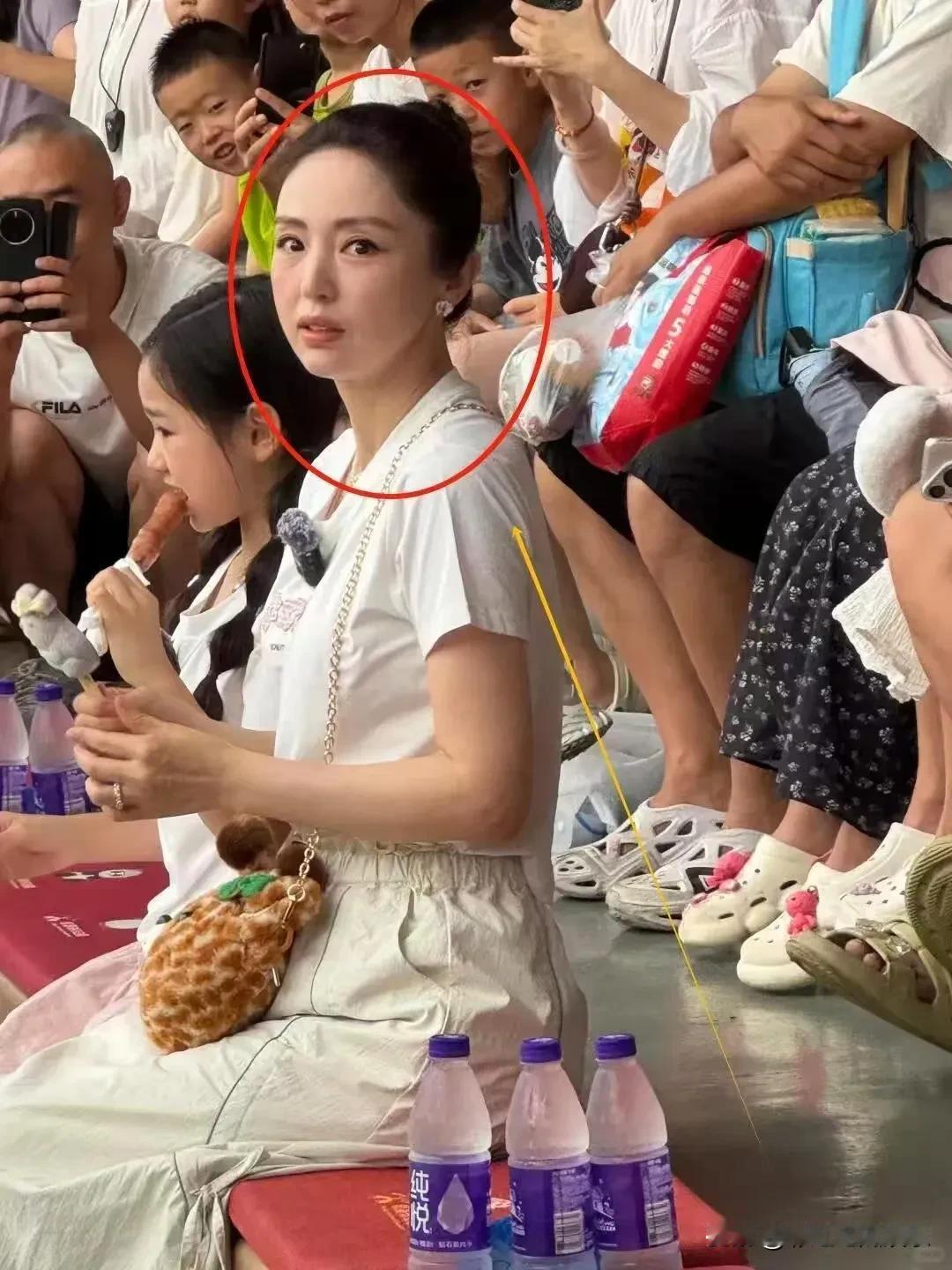 没想到董璇竟然打了舌钉，看不出来她居然如此叛逆，打舌钉是为了好看还是为了酷。