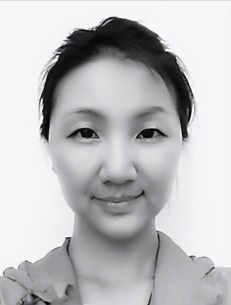 2012年，飞往乌鲁木齐的万米高空上突然遭遇暴徒劫机惊魂的瞬间，年轻美貌的空姐猛