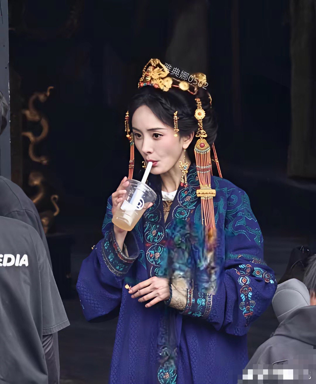 杨幂新剧瘦得都嗦腮了