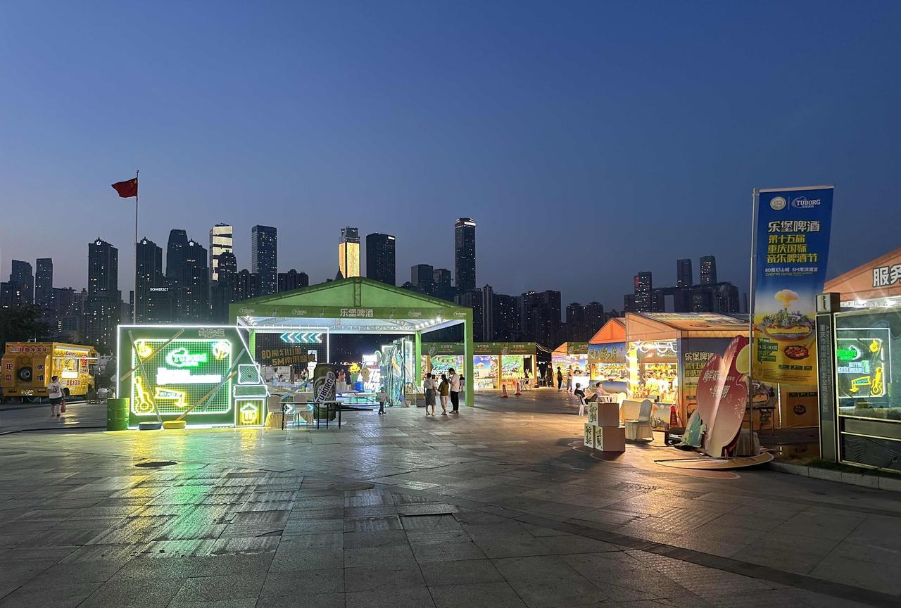 10月6日傍晚，重庆南滨路喜来登酒店，有个老头说，“这个地方最好还是修复音乐喷泉