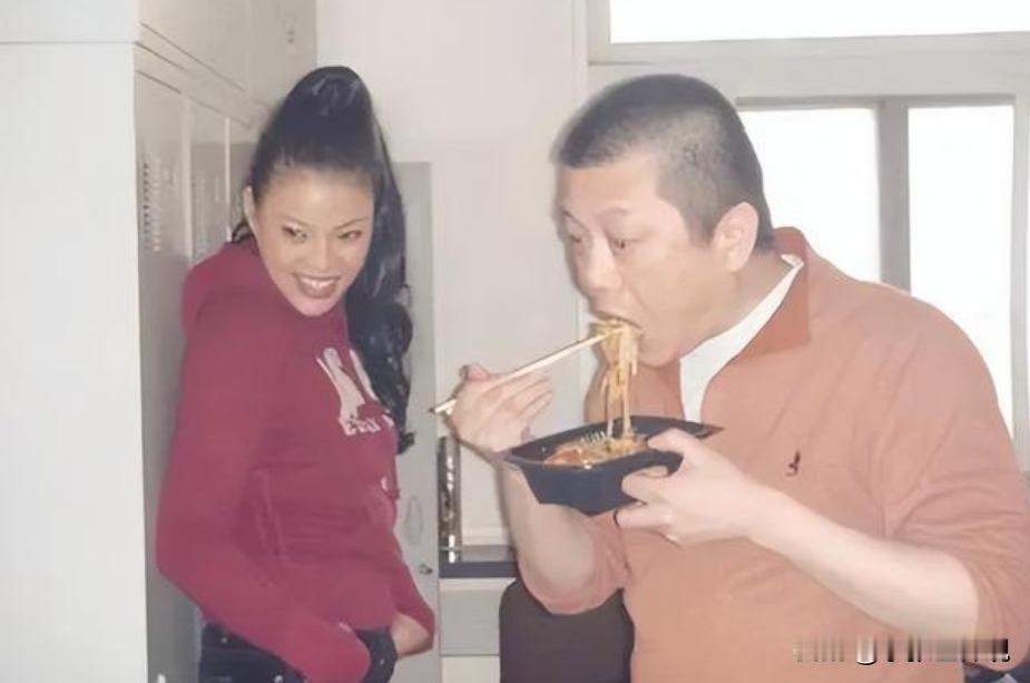 2005年，王朔被房东赶出来，行李堆了一地，他蹲在路边抽烟。分手一年多的前女友