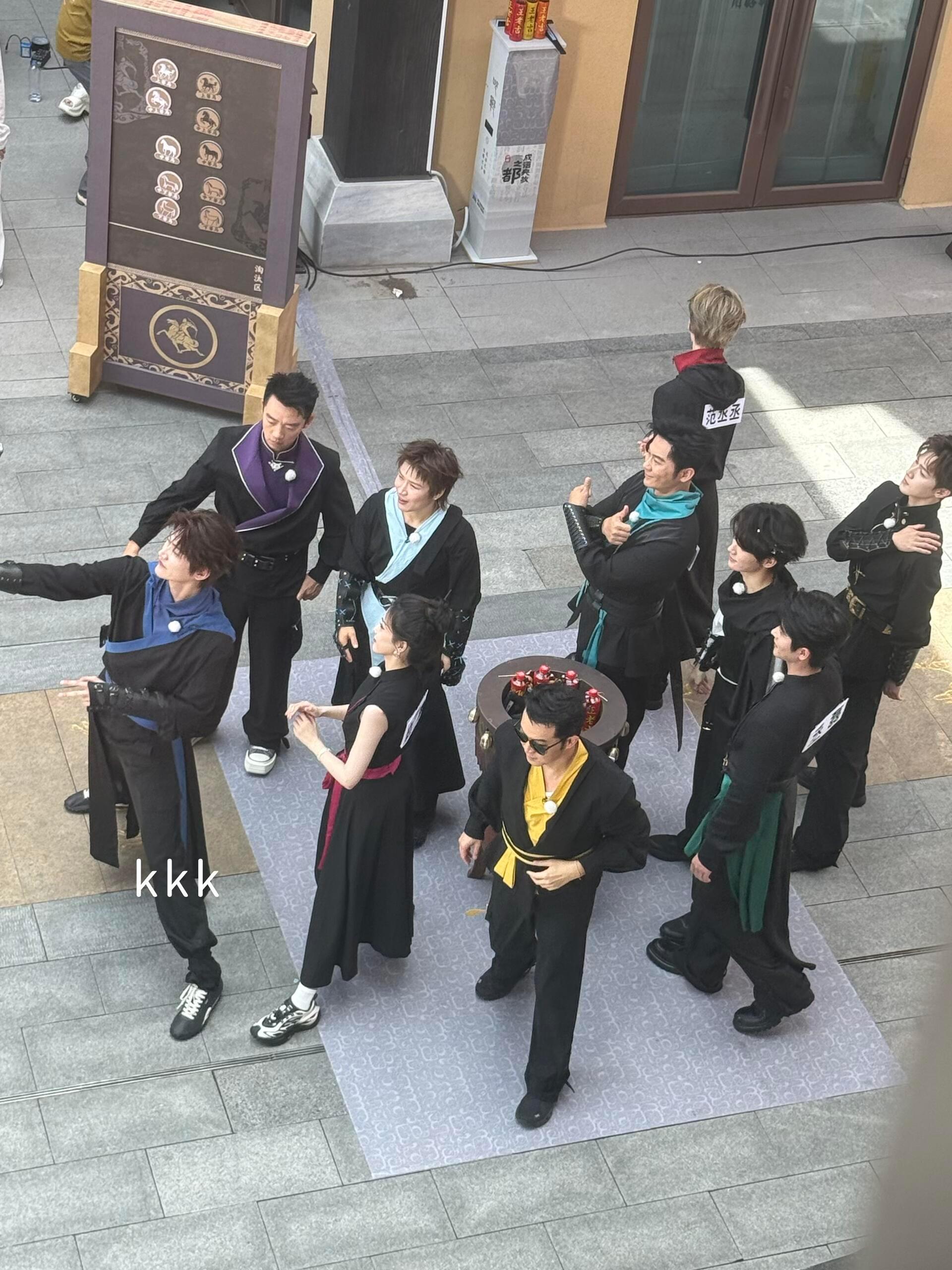 跑男18号邯郸站第二套服装来袭，全员黑白鹿范丞丞李昀锐张真源周柯宇丞