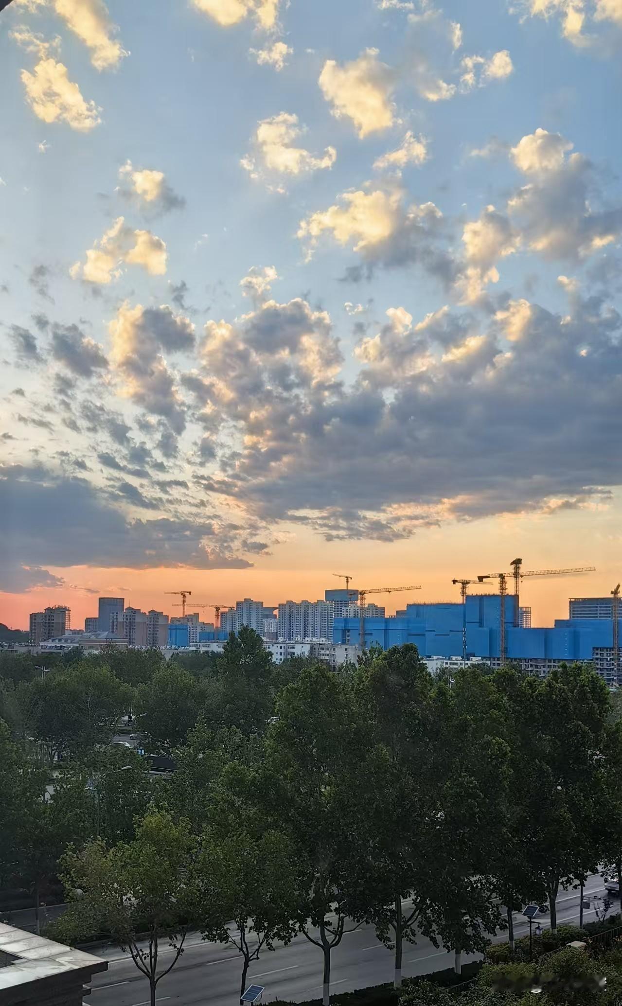 昨日狂风大作、雨过天晴之后，傍晚的天空。隔着窗户拍的，云诡霞谲，美得很。