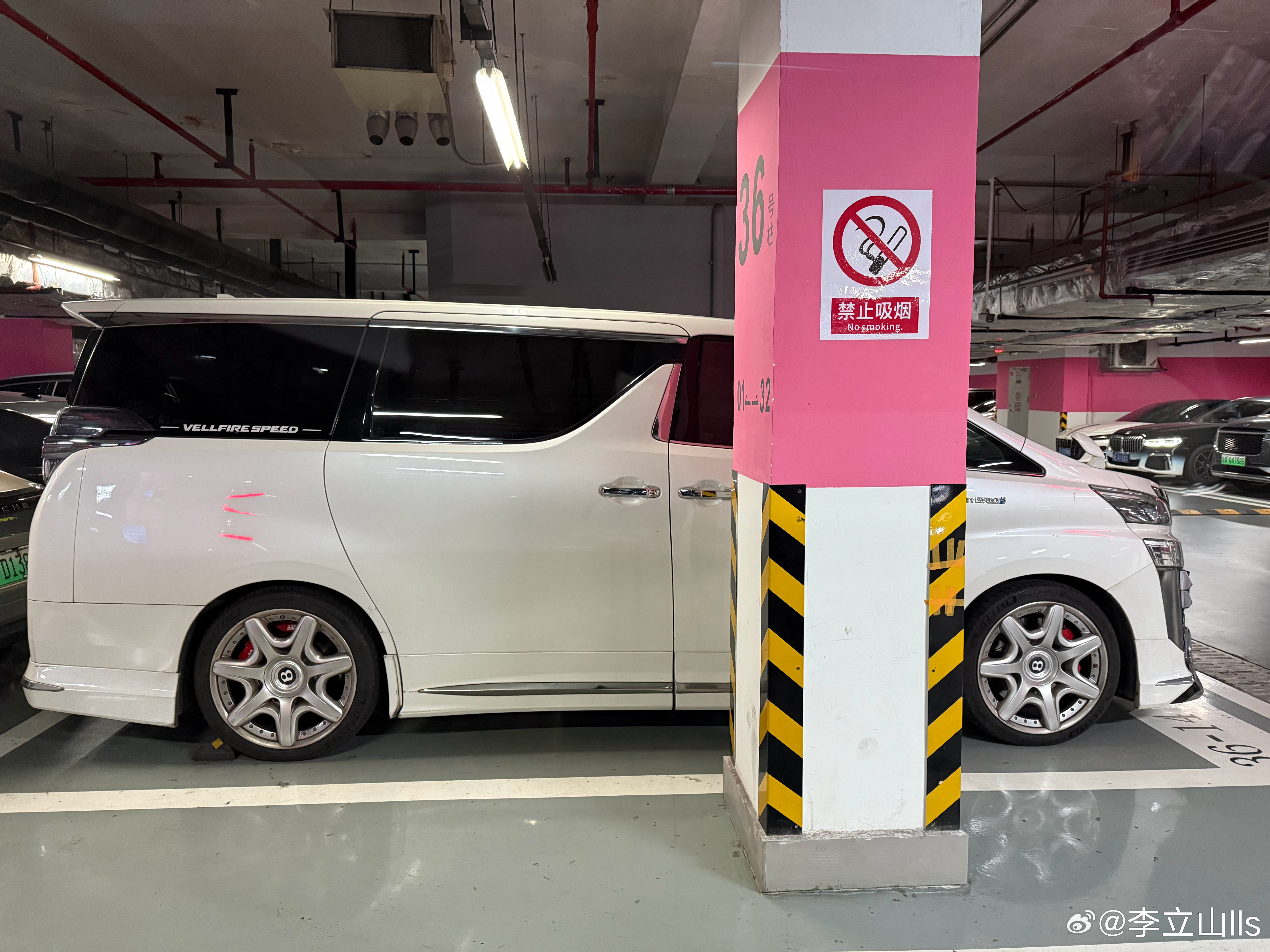 Ling只要不是五颜六色的，怎么搭都好看！​​​