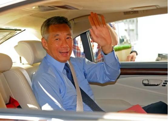 李显龙这次来中国，本来是想拉拉关系、谈谈合作的。结果他前脚刚走，后脚他们家官媒《